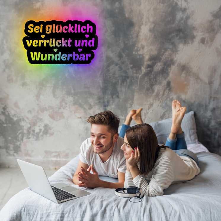 LEON FOLIEN RGB Led ´Sei glücklich verrückt und Wunderbar ´ Wanddeko Schriftzug aus MDF Holz - Richtfest Einzug Deko Geschenk